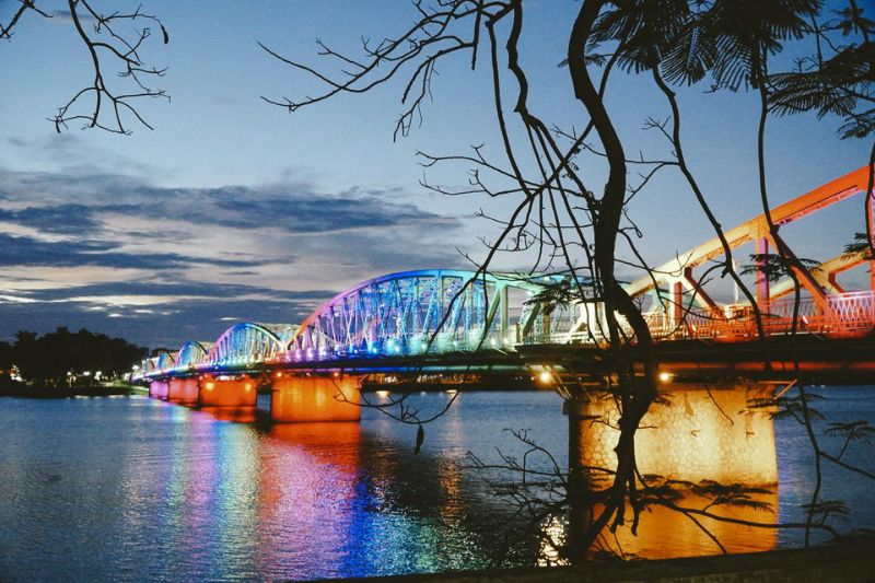 Experience walking on Truong Tien Bridge and watching the gentle Huong River, you will feel more relaxed and gentle than ever