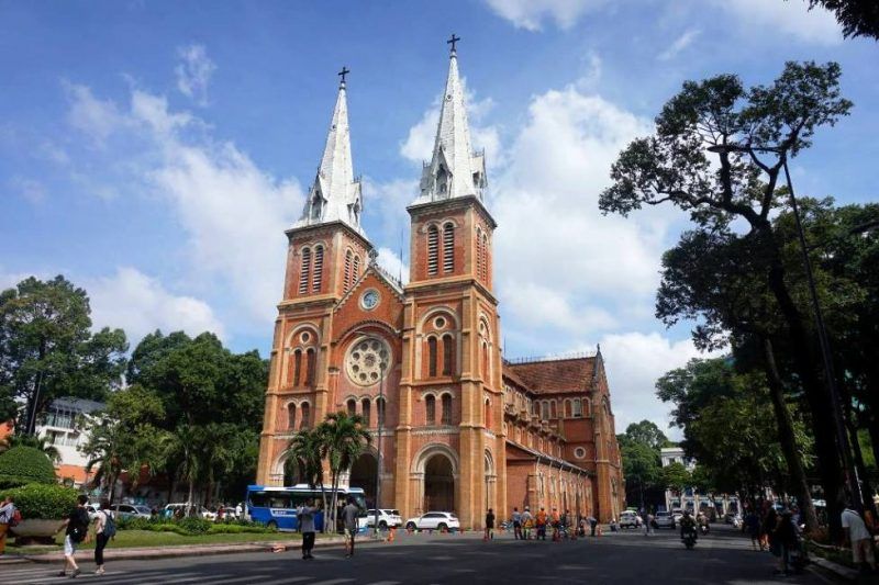 Notre Dame Cathedral with Roman architecture is one of the favorite daily entertainment destinations in Saigon