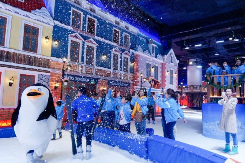 Snow Town is the first snow amusement park in Saigon