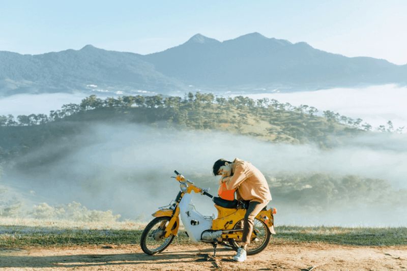 To hunt clouds in Da Lat, visitors can travel by personal means such as motorbikes, cars...