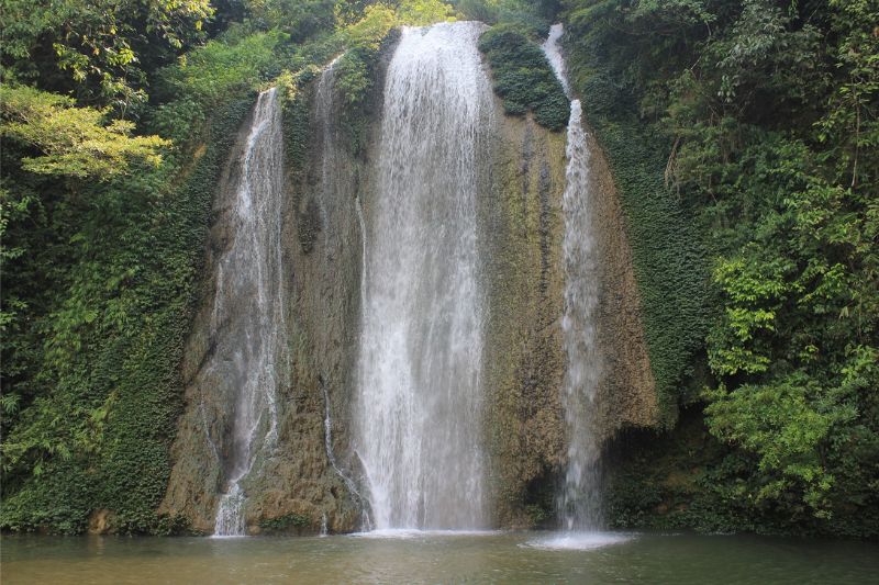 Ta Lam Waterfall possesses charming, gentle yet strong water beauty