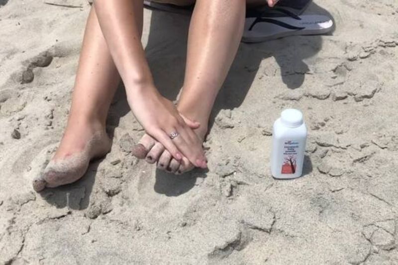 Use talcum powder to avoid getting sand on your skin when going to the beach