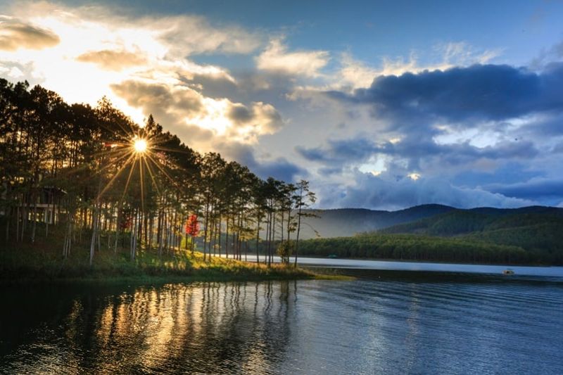 Tuyen Lam Lake has a rare, peaceful beauty