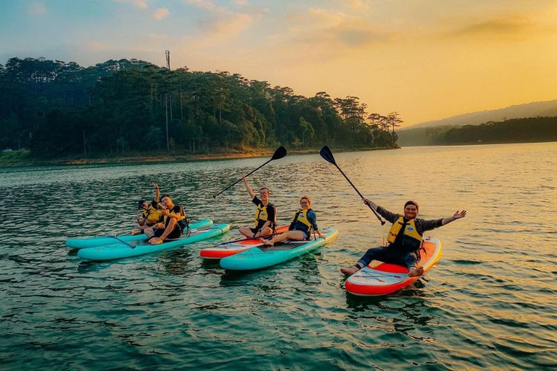Experience kayaking on Tuyen Lam Lake