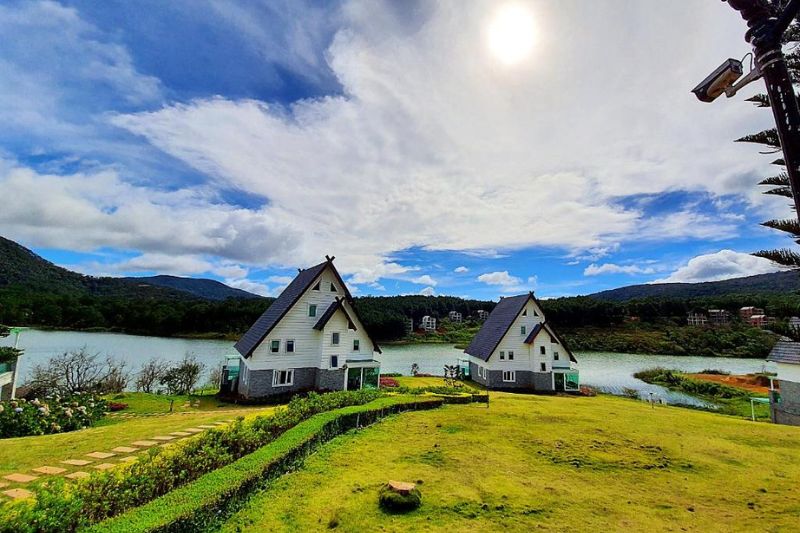 Da Lat Wonder Resort possesses an extremely beautiful view overlooking Tuyen Lam Lake