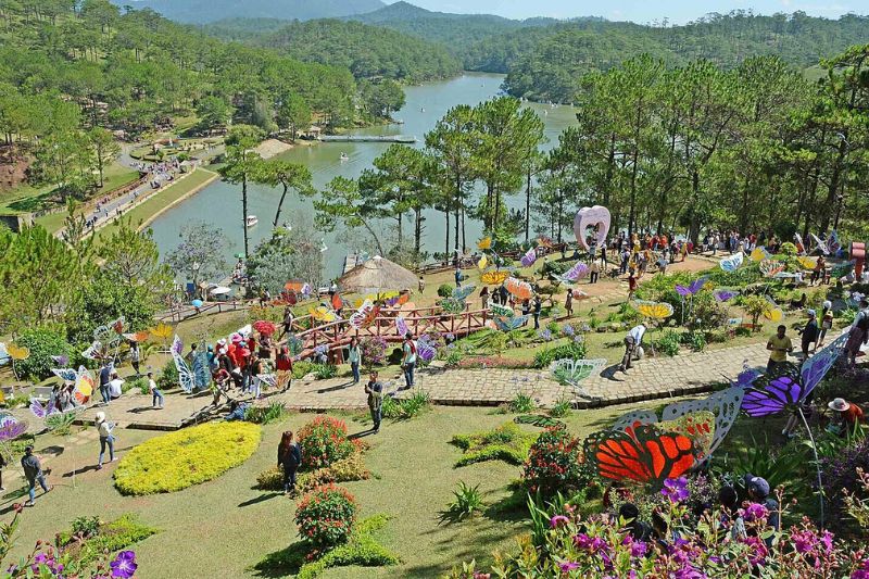 Coming to Tuyen Lam Lake, visitors can visit the valley of love