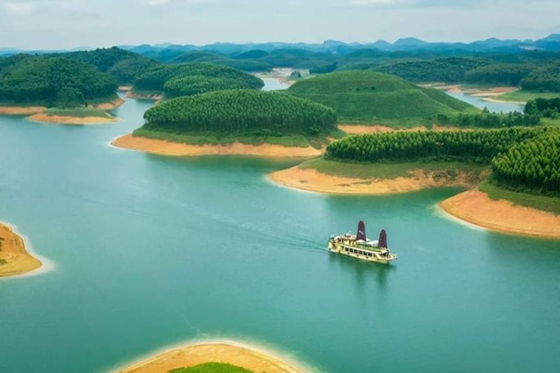 Thac Ba Lake - a famous destination in Yen Bai attracts a large number of tourists